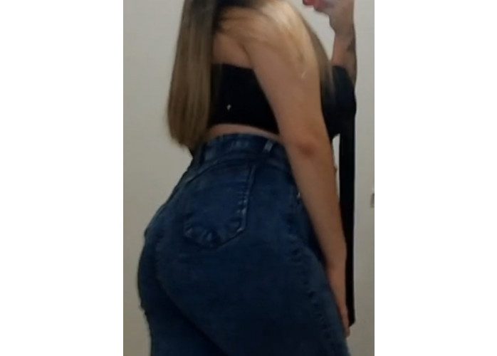Layla loirinha tatuada pronta pra te satisfazer 