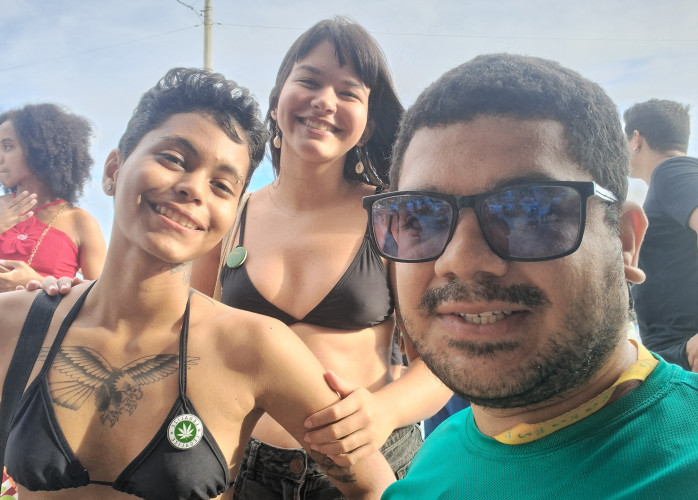 Eu quero namorar mulher hippie.