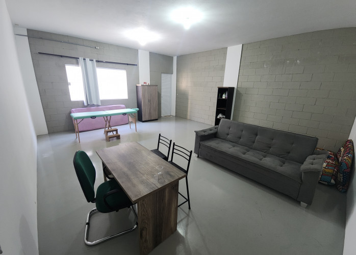 Sala montada para Massagem com banheiro e chuveiro.
