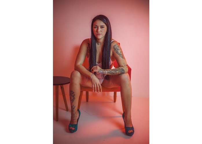 Branquinha tatuada sem frescuras, local particular Maria Eugênia 