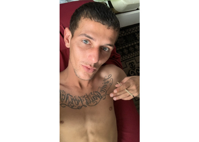 olá sou novinho ativo gosto de sacanagem bem gostoso adoro chupa um cuzinho molhado e meter bora fazer uma brincadeira