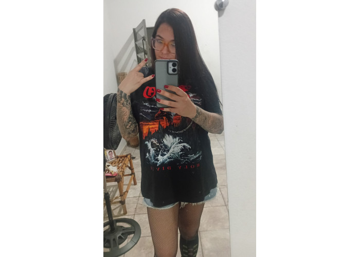 Branquinha tatuada peituda e educada 