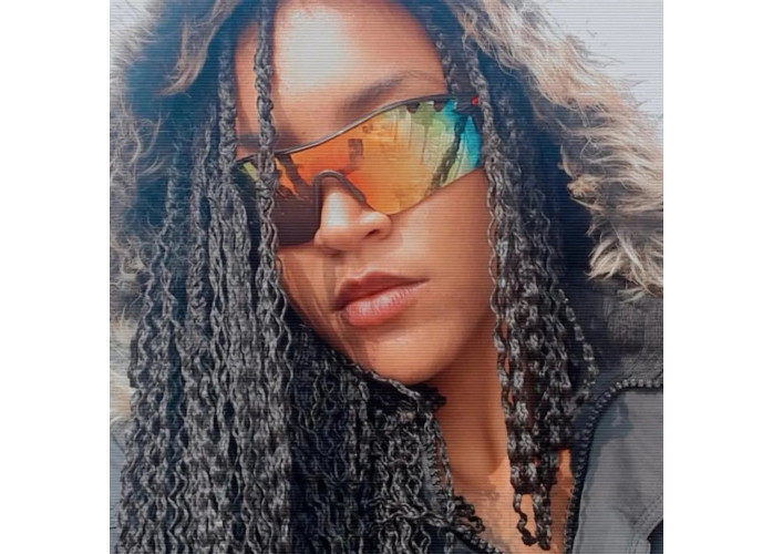 Exibe esse batom, vem cá, deixa eu ver Que eu vou aumentar esse som e deixar te envolver Ela namora a lucidez e mais uma