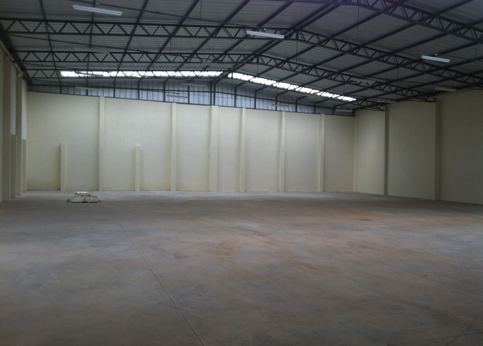 ALUGA-SE GALPÃO COMERCIAL - 360m² ALUGA-SE GALPÃO COMERCIAL - 360m²