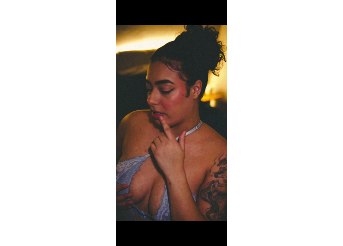 Morena tatuada cheia de tesão 