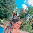 Loirinha safada com a bucetinha apertada.